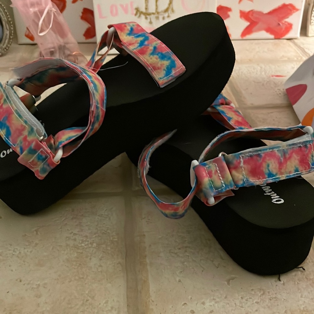 I am selling tye dye ouywoods heel shoes!